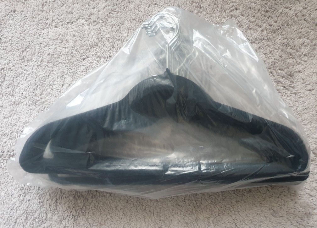 Pickup From LebnonTN 37087.Brand New 25pieces Non Slip Velvet Hangers..pet N Smoke Free Home..excellent Condition