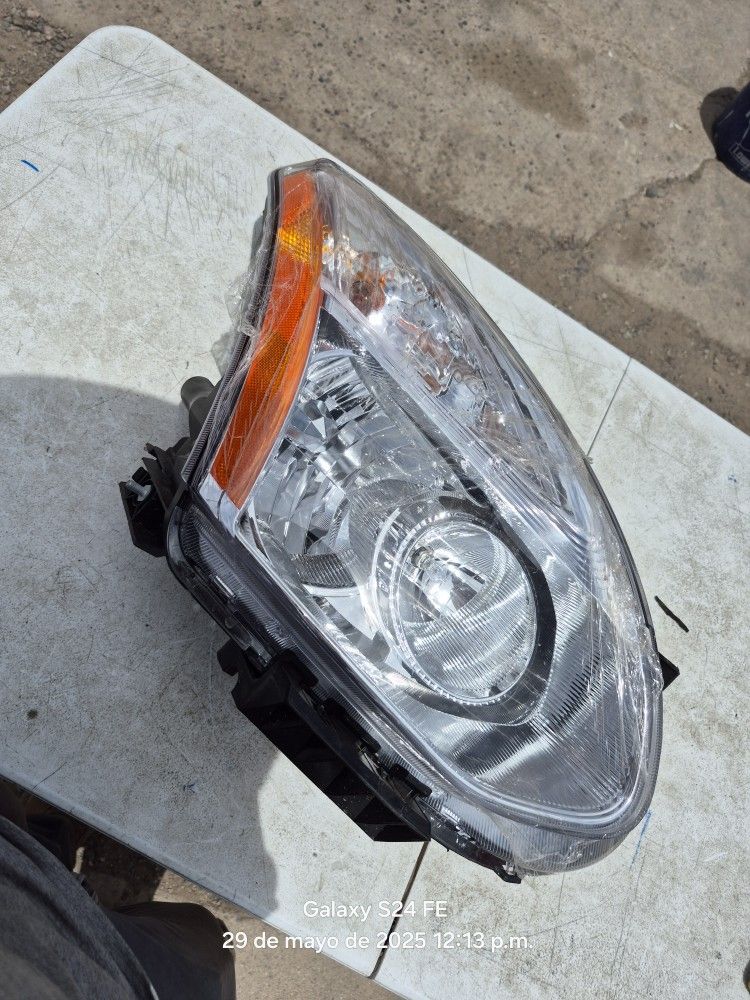 Nissan Rogue Right Headlight