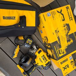 Dewalt 20V MAX Lithium-Ion 15-Degree Electric Cordless Roofing Nailer Kit with 2.0Ah Battery Charger and Bag