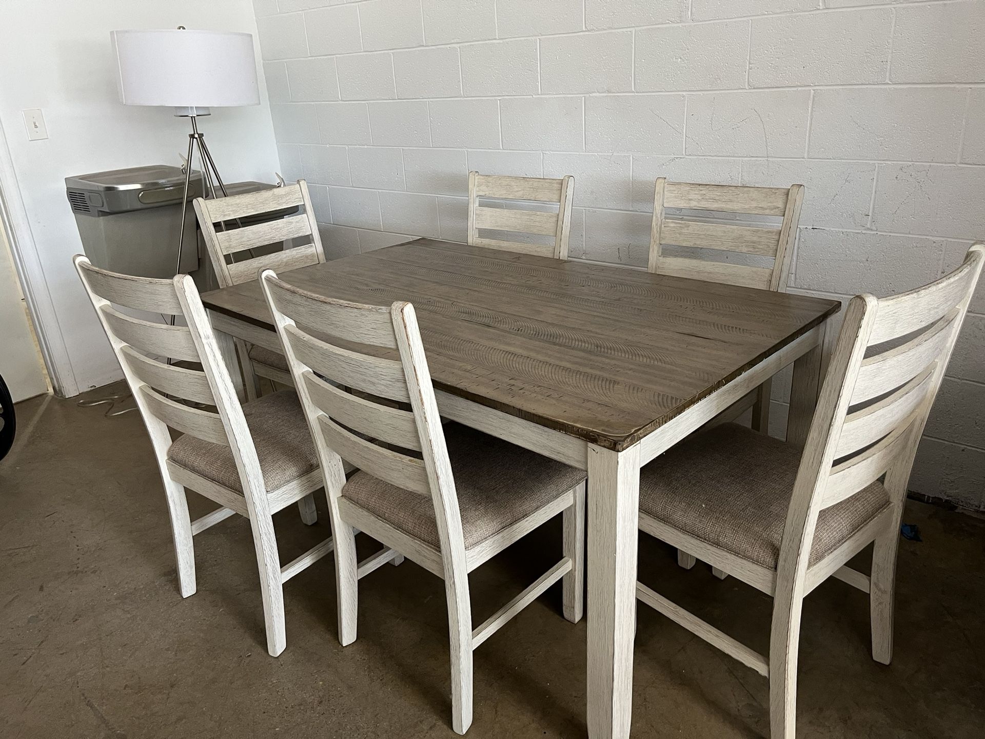 Dining Room Table and 6 Chairs