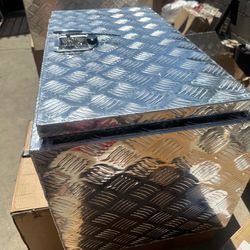Aluminum tool box for trucks and trailers