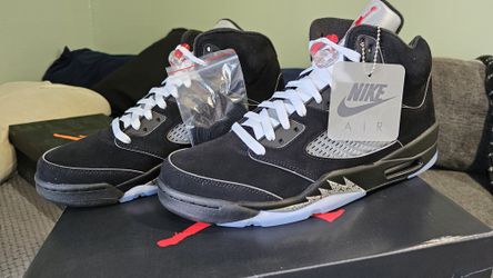 Jordan 5 Retro OG ' Black Metallic
2025 Reimagined'