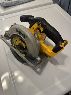 DeWalt 20V MAX cordless circular saw with a 6.5-inch blade