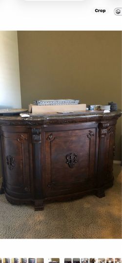 Beautiful bar w 3 bar stools