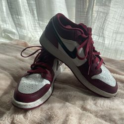 Air Jordan 1 Low in Youth size 5Y ( Women’s 6.5)
