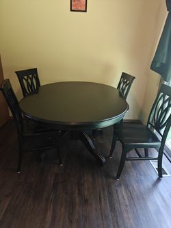 Pier 1 Dining table w / 4 chairs