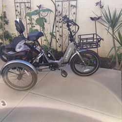 XP Folding Trike With With 447 Miles, Water Bottle Lock Extra Seat