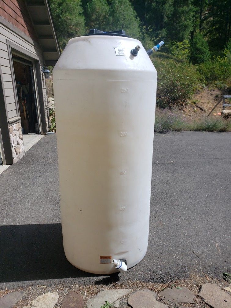 Water Tank 300gal Vertical. Clean