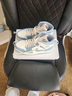 Air Jordan 1 MID Women's 8.5/ Like New