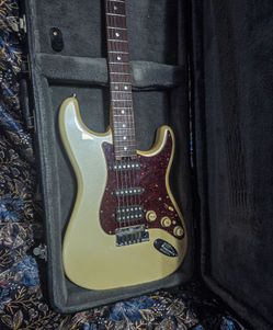 Fender StratocasterPearl White w/ Tortoise Pickguard & Hard Case
