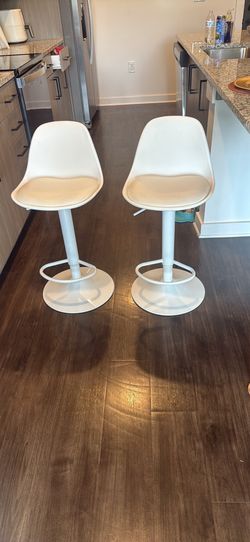 4 Adjustable Swivel Bar Stools