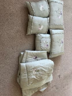 Pillows and comforter set