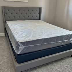 Estructura de cama matrimonial completamente nueva con colchón y cabecero.