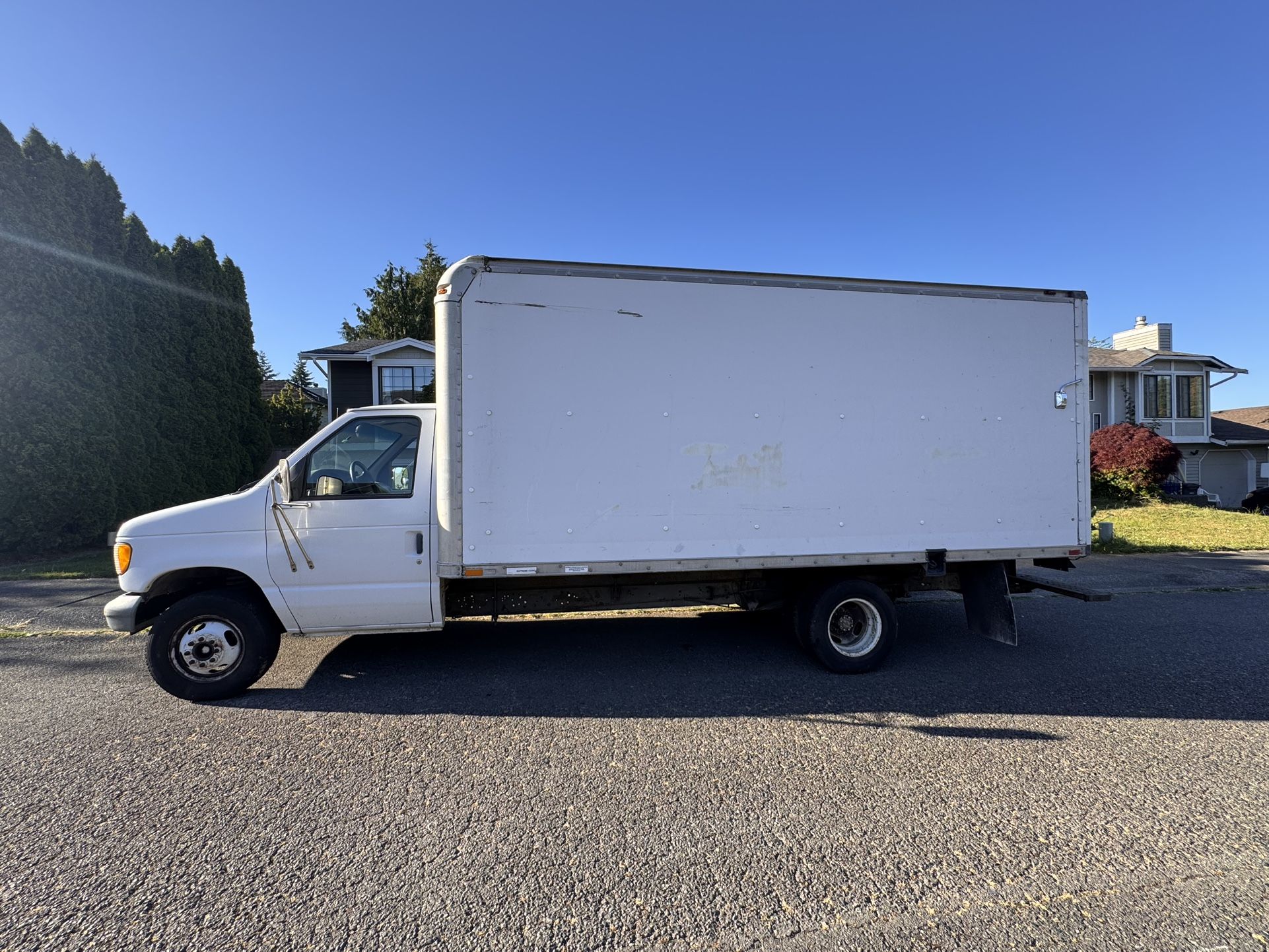 99 Ford E-350 V8 Box Truck