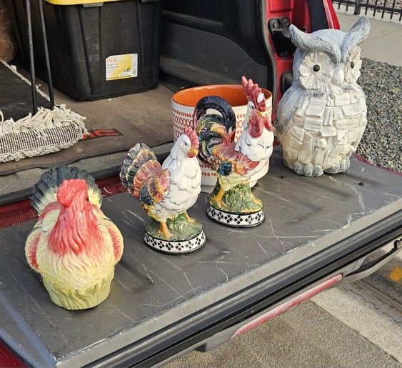 3 Chickens, an Owl, a Glass Pot