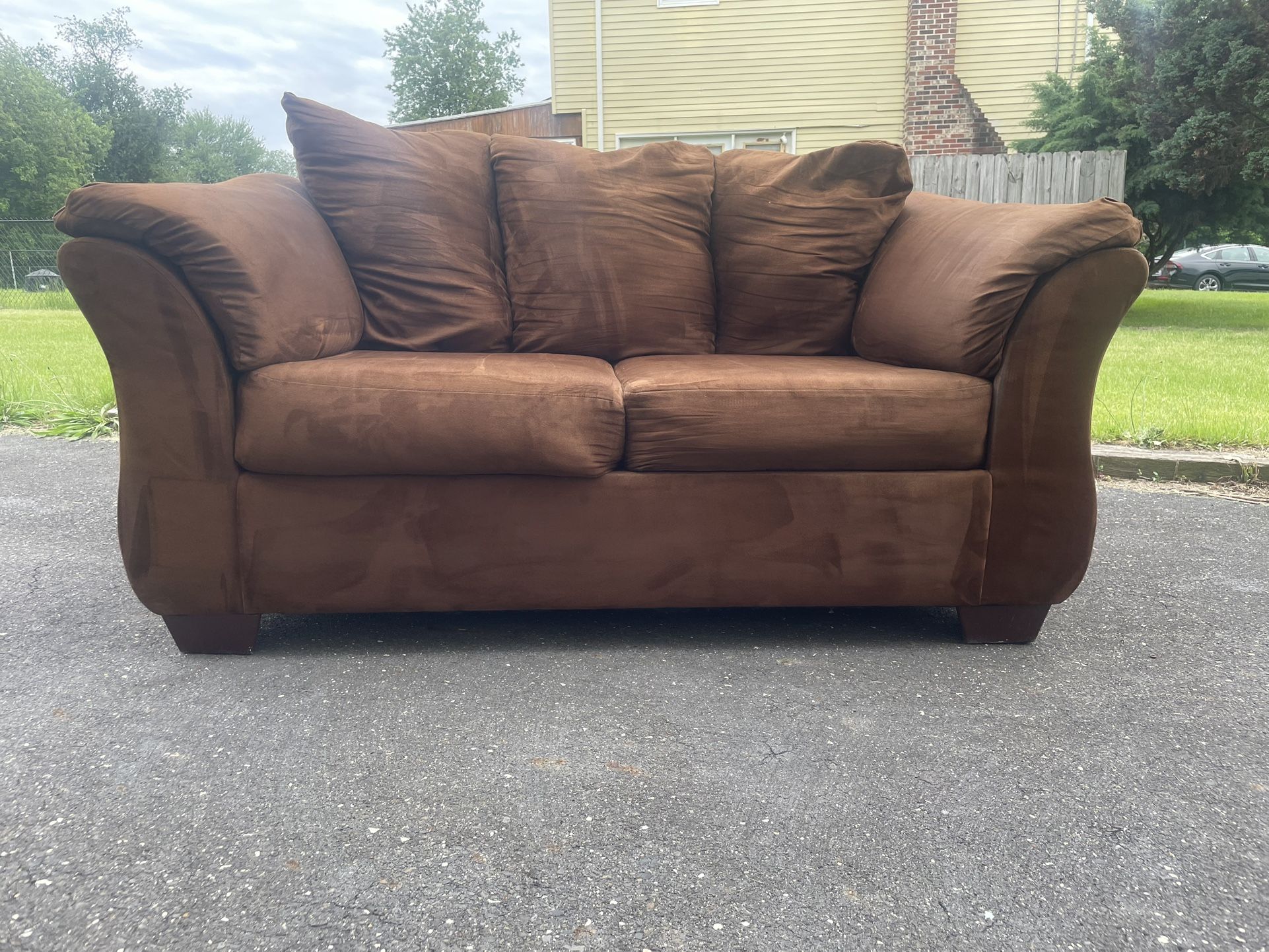 ($225) Free Delivery 🚚 | Loveseat Couch