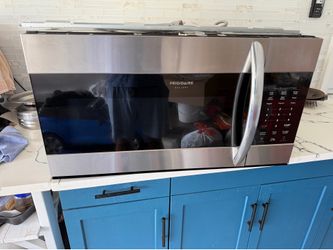 Frigedair over hood microwave