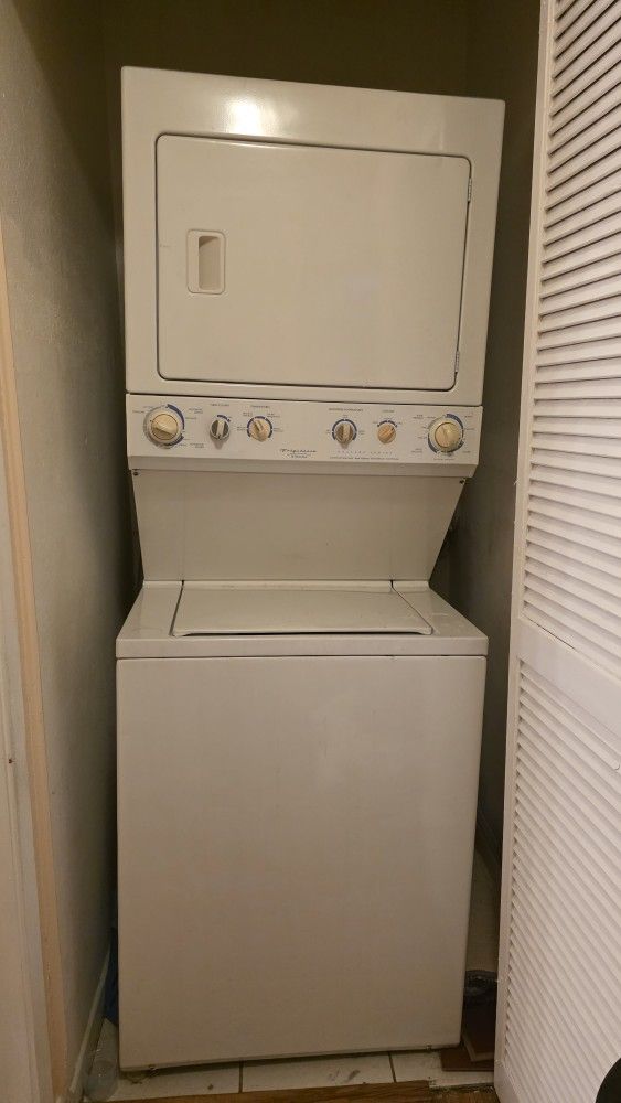 Stackabe Frigidaire Galllery Series. Gas dryer
Comercial Heavy Duty
Super capacity
Soynd silencer 3/4 HP Motor