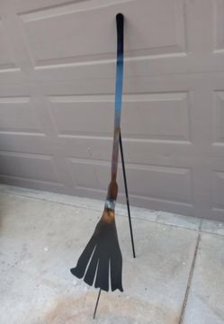 HALLOWEEN METAL WITCH'S BROOM YARD DECOR