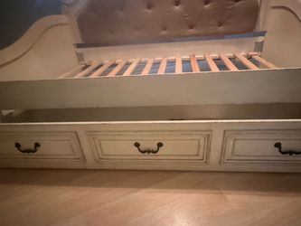 Cama twin de la mueblería Ashley