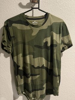 Hollister "Must-Have Collection" Curved Hem Tee in a classic green woodland camouflage print