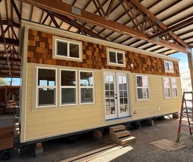 TINY HOUSE ON WHEELS INSTANT LIVING SPACE FULL KITCHEN BATHROOM LOFT AND ALL APPLIANCES INCLUDED