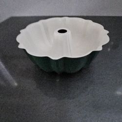 10in Metal Bundt Pan