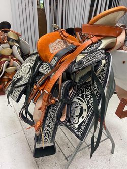 Montura charra bordada