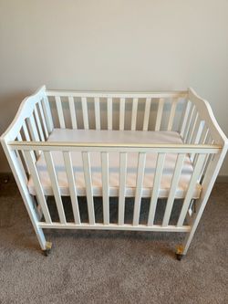 White wood Baby Crib with Mattress – Good Condition