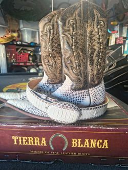 Tengo dos pares de botas/ Leather boots with belts