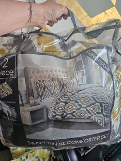 Only the cover.  Size twin.  Doesn't include pillo w case