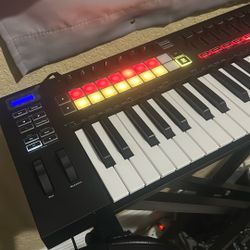 Novation Launchkey 49 w/keyboard stand