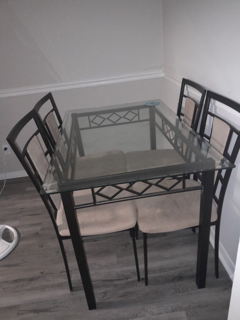 Lovely Lightly Used Dining Set- Negotiable