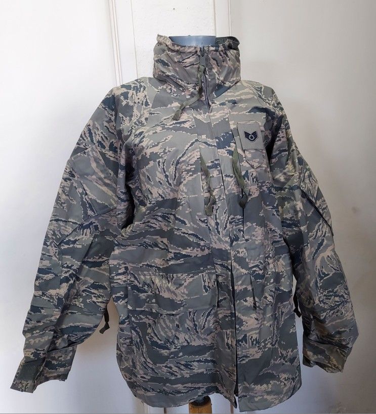 MILITARY WOMEN'S PARKA ALL PURPOSE CAMOUFLAGE SIZE SMALL SHORT. 