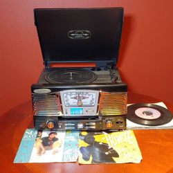 Vintage Looking Style Turn Table Record Player, CD, Tuner, USB,  SD Card Slot W/ 11 Decent 45s