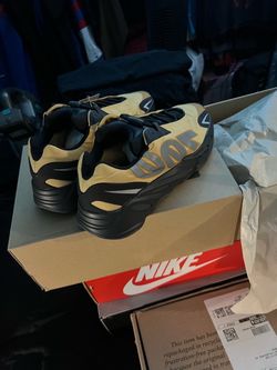 Yeezy 700 Honey