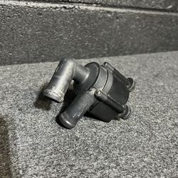 BMW 5 7 SERIES F10 F07 F01 F02 ADDITIONAL AUXILIARY WATER COOLANT PUMP (contact info removed)