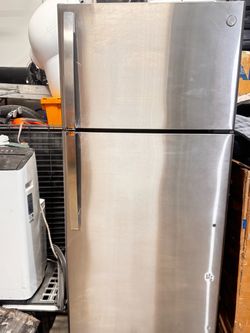 Dimensions: Approx. 28”W × 32½”D × 67⅜”H