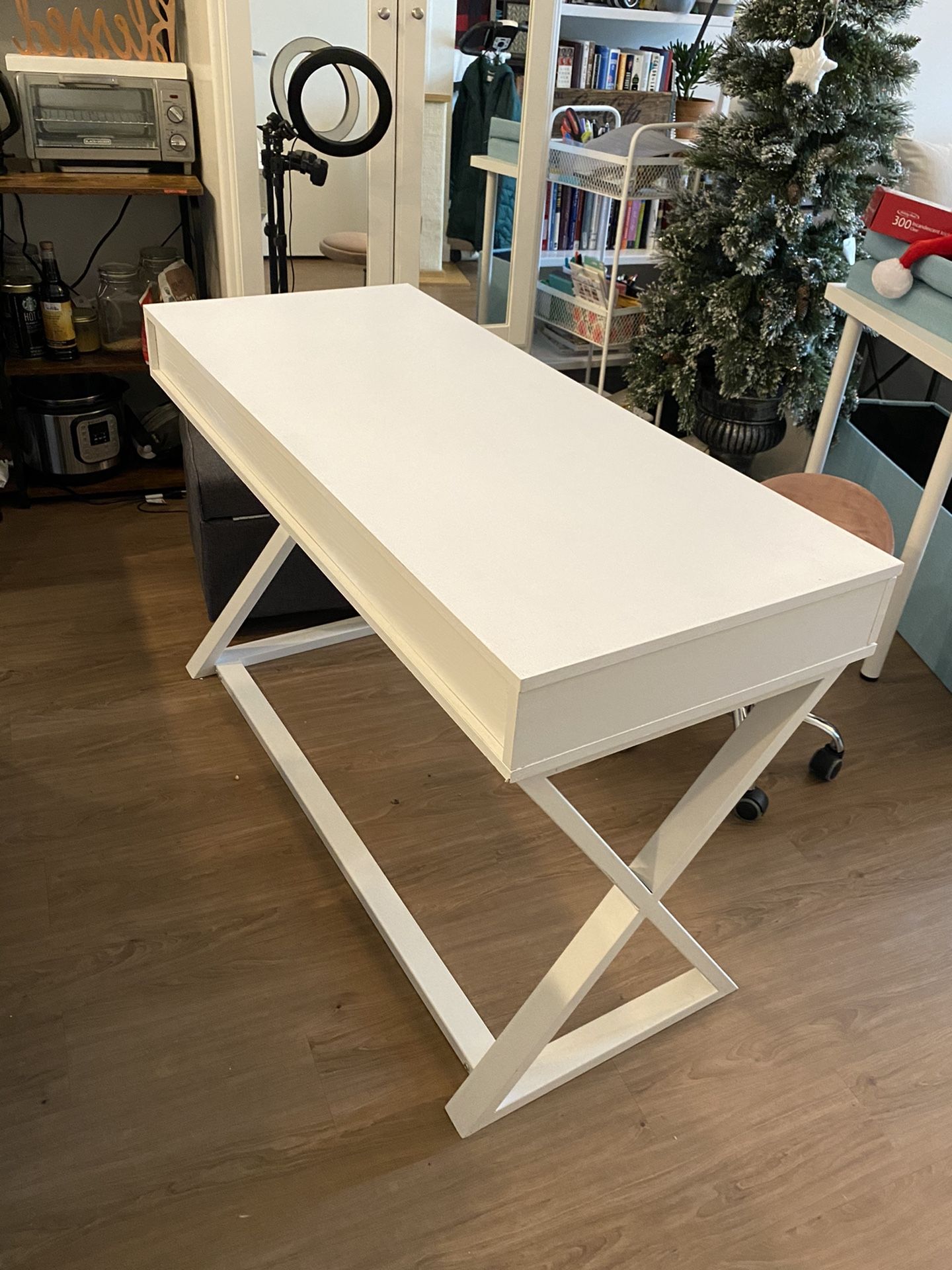 White Desk for Sale in Redmond, WA OfferUp