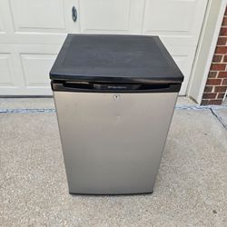 33h 21w 22d Frigidaire Mini Fridge with Freezer Refrigerator