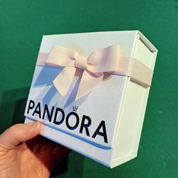 Pandora Trifold Gift Box w/Ribbon