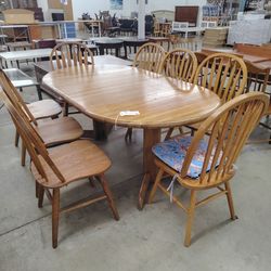 Round Table w/ 2 Leaves 8 Chairs