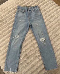 Levi’s Wedgie Straight High Rise Distressed 28