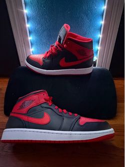 Air Jordan 1 Mid “Alternate Bred” Size 9.5