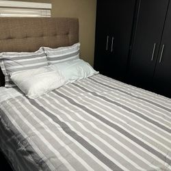 FREE QUEEN BED WITH DRAWERS 