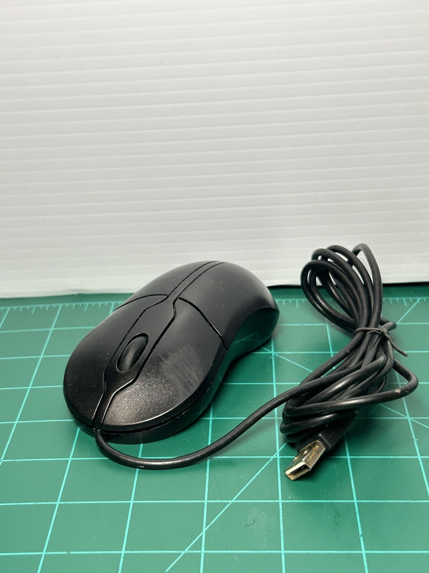 Dell USB Optical Mouse with Scrolling Wheel and 3 Buttons Model M0C5U0