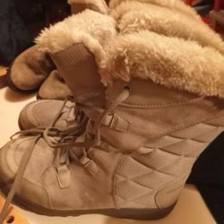 Women's COLUMBIA boots Size 9 