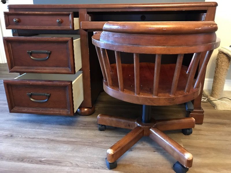 Disney Pirates of the Caribbean Desk with hutch