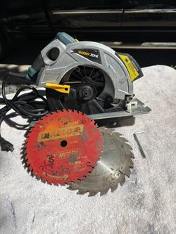 WORKZONE 7-1/4" Corded Circular Saw-50450-13 Amp, Clean, Lazer Guide, 2 Blades, Wrench