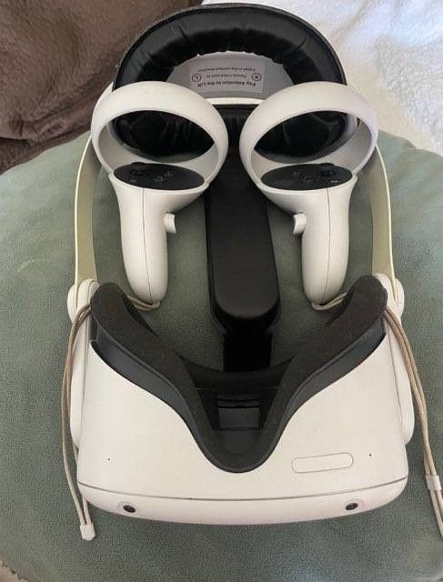 📣 FOR SALE: Oculus Quest 2 VR Headset + Controllers 🎮🕶️